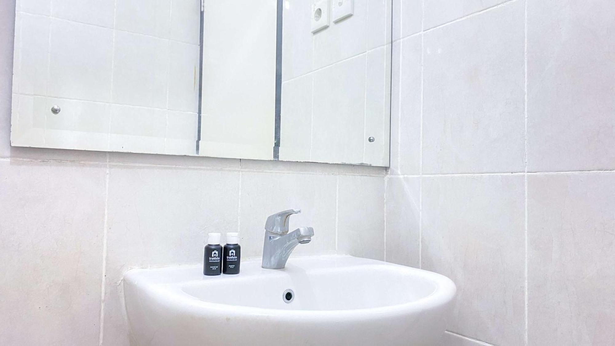 Cozy At Nifarro Park By Travelio Apartemen *